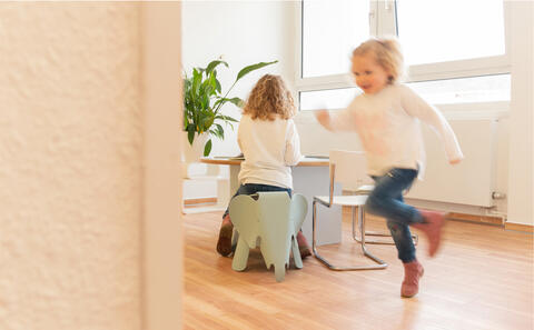 Kinder spielen im Wartezimmer